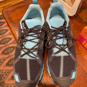 On cloud cloudflyer men’s blue/ white running shoe